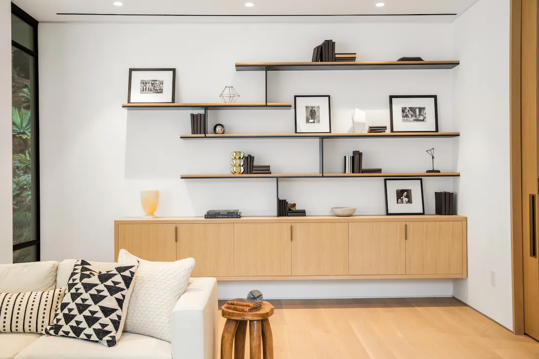 Meridith-Baer-Home-Home-Staging-Southern-California-Beverly-Hills-Modernist-Luxury-Homes-Modern-and-Contemporary-Second-Living-Room-Built-In-Shelves